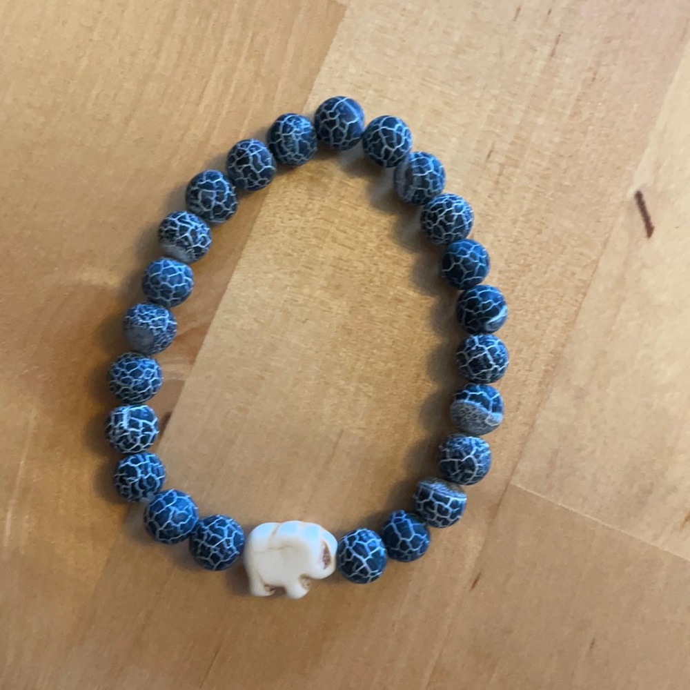 While elephant stretch bracelet